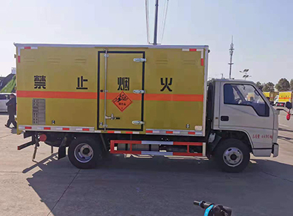 铜官爆破器材运输车工人安全操作规范与智能技术保障
